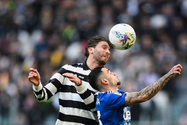 Juventus FC v Como 1907 - Serie A Manuel Locatelli of Juventus FC competes for an header with Lucas Da Cunha of Como 1907 during the Serie A football match between Juventus FC v Como 1907. Milan Italy Copyright: xNicolòxCampox