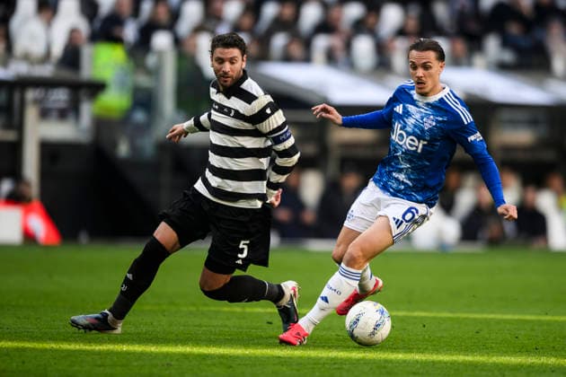 Juventus FC v Como 1907 - Serie A Maxence Caqueret of Como 1907 competes for the ball with Manuel Locatelli of Juventus FC during the Serie A football match between Juventus FC v Como 1907. Milan Italy Copyright: xNicolòxCampox