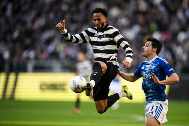 Juventus FC v Como 1907 - Serie A Lloyd Kelly of Juventus FC competes for the ball with Tasos Douvikas of Como 1907 during the Serie A football match between Juventus FC v Como 1907. Milan Italy Copyright: xNicolòxCampox