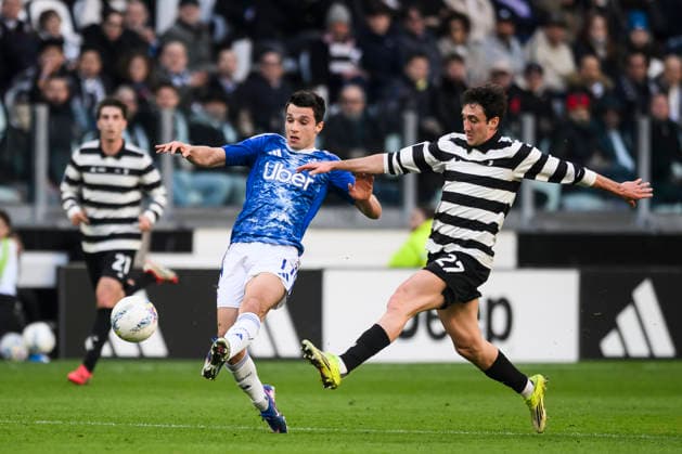 Juventus FC v Como 1907 - Serie A Tasos Douvikas of Como 1907 competes for the ball with Andrea Cambiaso of Juventus FC during the Serie A football match between Juventus FC v Como 1907. Milan Italy Copyright: xNicolòxCampox
