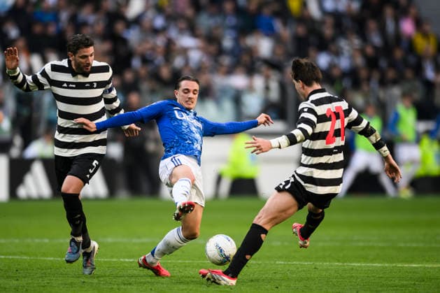 Juventus FC v Como 1907 - Serie A Maxence Caqueret of Como 1907 competes for the ball with Manuel Locatelli and Fabio Miretti of Juventus FC during the Serie A football match between Juventus FC v Como 1907. Milan Italy Copyright: xNicolòxCampox
