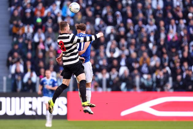 Teun Koopmeiners (Juventus Fc) und Mergim Vojvoda (Como 1907) battle for the ball, Serie A, Juventus FC v Como 1907 , Allianz Stadium, February 21, 2026, Turin, Italy.