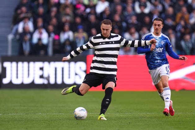 Teun Koopmeiners (Juventus Fc) controls the ball, Serie A, Juventus FC v Como 1907 , Allianz Stadium, February 21, 2026, Turin, Italy.