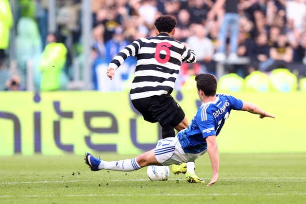 Tasos Douvikas (Como 1907) und Lloyd Kelly (Juventus FC) battle for the ball, Serie A, Juventus FC v Como 1907 , Allianz Stadium, February 21, 2026, Turin, Italy.