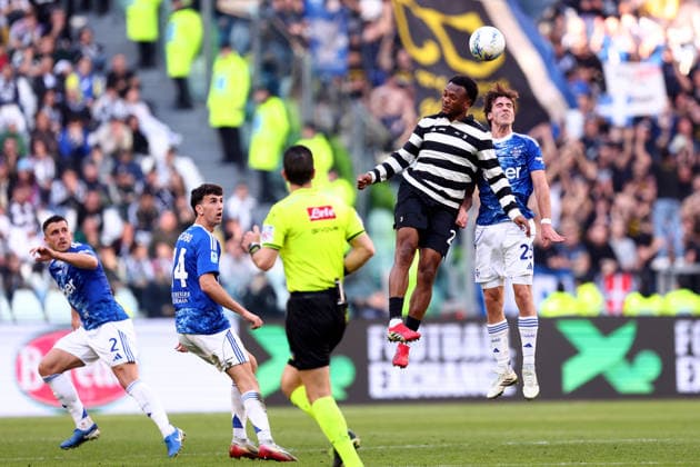 Lois Openda (Juventus Fc) und Maximo Perrone (Como 1907) battle for the ball, Serie A, Juventus FC v Como 1907 , Allianz Stadium, February 21, 2026, Turin, Italy.