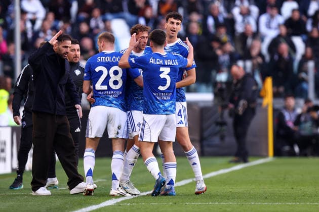 Mergim Vojvoda (Como 1907) celebrates after scoring his team s first goal with team mates, Serie A, Juventus FC v Como 1907 , Allianz Stadium, February 21, 2026, Turin, Italy.
