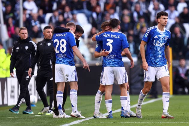 Mergim Vojvoda (Como 1907) celebrates after scoring his team s first goal with team mates, Serie A, Juventus FC v Como 1907 , Allianz Stadium, February 21, 2026, Turin, Italy.