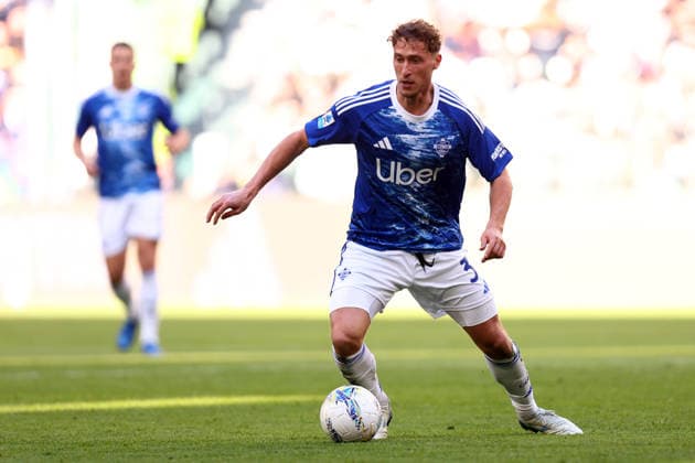 Mergim Vojvoda (Como 1907) controls the ball, Serie A, Juventus FC v Como 1907 , Allianz Stadium, February 21, 2026, Turin, Italy.