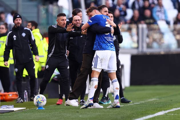 Juventus Fc - Como 1907 Mergim Vojvoda of Como 1907 celebrates with Cesc Fabregas, head coach of Como 1907 after scoring a goal during the Serie A match beetween Juventus Fc and Como 1907 at Allianz Stadium on February 21, 2026 in Turin, Italy . Torino Allianz Stadium Italy Copyright: xMarcoxCanonierox