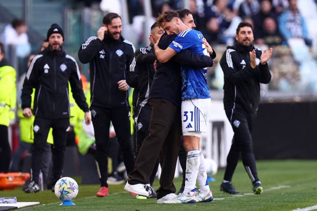 Juventus Fc - Como 1907 Mergim Vojvoda of Como 1907 celebrates with Cesc Fabregas, head coach of Como 1907 after scoring a goal during the Serie A match beetween Juventus Fc and Como 1907 at Allianz Stadium on February 21, 2026 in Turin, Italy . Torino Allianz Stadium Italy Copyright: xMarcoxCanonierox