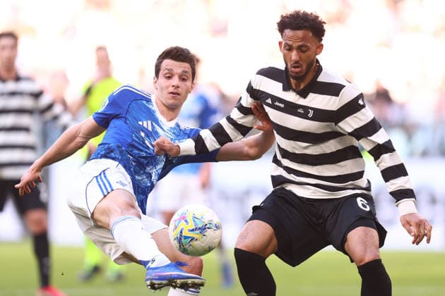Juventus Fc - Como 1907 Lloyd Kelly of Juventus Fc and Tasos Douvikas of Como 1907 battle for the ball during the Serie A match beetween Juventus Fc and Como 1907 at Allianz Stadium on February 21, 2026 in Turin, Italy . Torino Allianz Stadium Italy Copyright: xMarcoxCanonierox