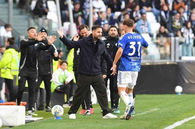 Foto IPP Massimo Rana Torino 21-02-2026 Calcio Campionato di Serie A 2025 2026 Juventus-Como nella foto esulta mergim vojvoda con fabregas francics allenatore como Italy Photo Press - World Copyright italy ITALY  Copyright: xR4924_italyphotopressx