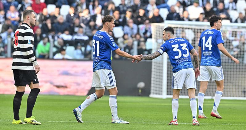 February 21, 2026, Turin, Italy: Como s Mergim Vojvoda jubilates after scoring the gol (0-1) during the Italian Serie A soccer match Juventus FC vs Como 1907 a at the Allianz Stadium in Turin, Italy, 21 February 2026 ANSA ALESSANDRO DI MARCO. Serie A: Juventus FC Vs Como 1907  - ZUMAa110 20260221_zaf_a110_014 Copyright: xAlessandroxDixMarcox