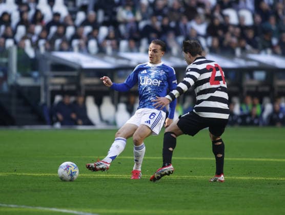 Maxence Caqueret of Como 1907 and Fabio Miretti of Juventus FC during the Italian Serie A, 2025 2026 season, football match between Juventus FC and Como 1907 on 21 February 2026 at Allianz Stadium, Turin, Italy. Photo Nderim Kaceli  Copyright: xNderimxKaceli IPAxSportx xipa-agency.netx xx IPA_71819304 IPA_Agency_IPA71819304