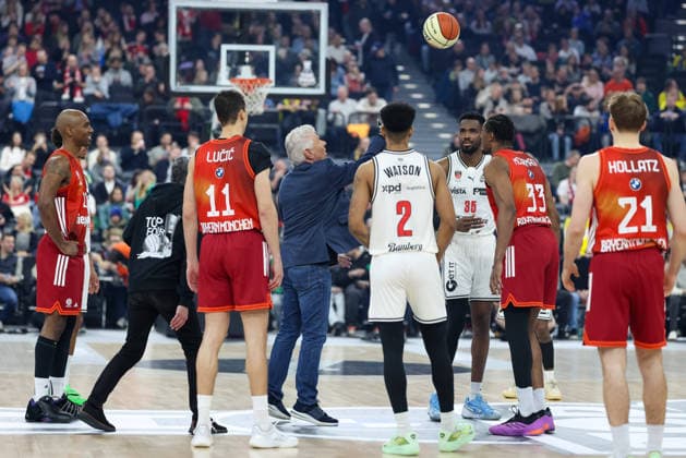 Dieter Reiter SPD, Lord Mayor of Munich throws ball, with Isiaha Mike FC Bayern Basketball, 22 and Vladimir Lucic FC Bayern Basketball, 11 , with David McCormack FC Bayern Basketball, 33 and Justuz Hollatz FC Bayern Basketball, 21 , with Ibrahim Watson BMA365 Bamberg Baskets, 02 and Ejiofor Onu BMA365 Bamberg Baskets, 35 , GER, FC Bayern Basketball vs BMA365 Bamberg Baskets, Basketball, BBL Cup, BMW TOP FOUR, Semi-finals, 2025 2026 season, 21 02 2026, GER, FC Bayern Basketball vs BMA365 Bamberg Baskets, Basketball, BBL Cup, BMW TOP FOUR, Semi-finals, 2025 2026 season, 21 02 2026 Munich Copyright: xEibner-Pressefoto JennixMaulx EP_JML