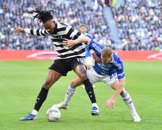February 21, 2026, Turin, Italy: Juventus Thuram and Como s Ivan Smolcic in action during the Italian Serie A soccer match Juventus FC vs Como 1907 a at the Allianz Stadium in Turin, Italy, 21 February 2026 ANSA ALESSANDRO DI MARCO. Serie A:Juventus FC Vs Como 1907  - ZUMAa110 20260221_zaf_a110_018 Copyright: xAlessandroxDixMarcox