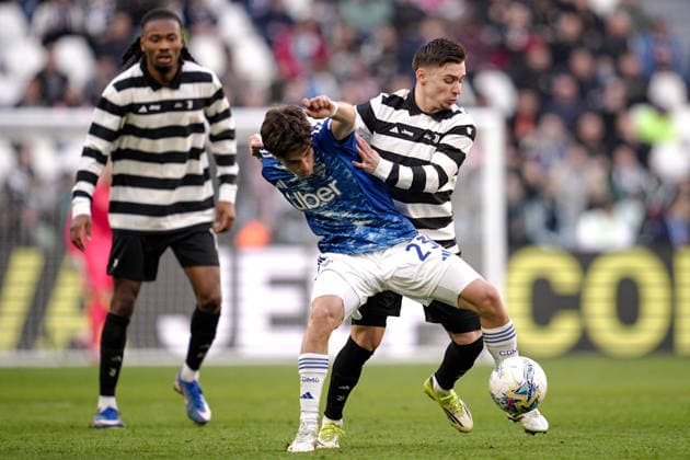 ComoÕs Maximo Perrone fights for the ball with JuventusÕ Francisco Conceicao during the Serie A soccer match between Juventus and Como at the Allianz Stadium in Turin, north west Italy - Saturday, February 21, 2026. - Soccer .  Copyright: xMarcoxAlpozzi LaPressex
