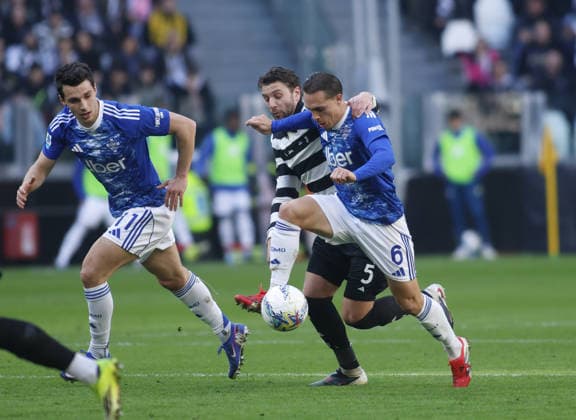 Maxence Caqueret of Como 1907 and Manuel Locatelli of Juventus FC during the Italian Serie A, 2025 2026 season, football match between Juventus FC and Como 1907 on 21 February 2026 at Allianz Stadium, Turin, Italy. Photo Nderim Kaceli  Copyright: xNderimxKaceli IPAxSportx xipa-agency.netx xx IPA_71819466 IPA_Agency_IPA71819466