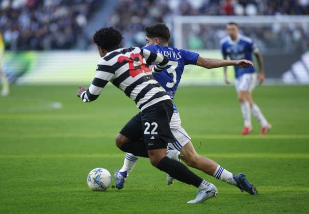 Weston McKennie of Juventus FC and Alex Valle of Como 1907 during the Italian Serie A, 2025 2026 season, football match between Juventus FC and Como 1907 on 21 February 2026 at Allianz Stadium, Turin, Italy. Photo Nderim Kaceli  Copyright: xNderimxKaceli IPAxSportx xipa-agency.netx xx IPA_71819536 IPA_Agency_IPA71819536