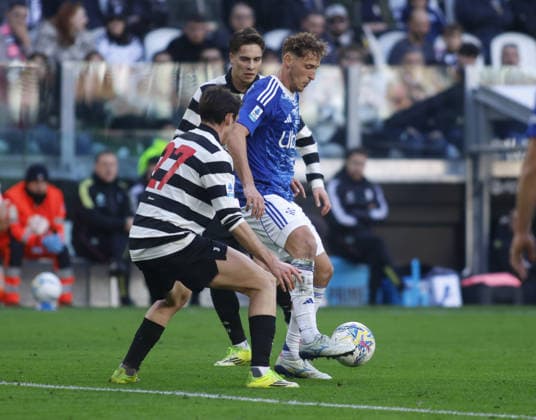 Mergim Vojvoda of Como 1907 during the Italian Serie A, 2025 2026 season, football match between Juventus FC and Como 1907 on 21 February 2026 at Allianz Stadium, Turin, Italy. Photo Nderim Kaceli  Copyright: xNderimxKaceli IPAxSportx xipa-agency.netx xx IPA_71819691 IPA_Agency_IPA71819691