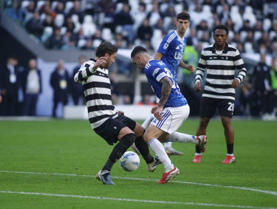 Manuel Locatelli of Juventus FC and Lucas Da Cunha of Como 1907 during the Italian Serie A, 2025 2026 season, football match between Juventus FC and Como 1907 on 21 February 2026 at Allianz Stadium, Turin, Italy. Photo Nderim Kaceli  Copyright: xNderimxKaceli IPAxSportx xipa-agency.netx xx IPA_71819612 IPA_Agency_IPA71819612