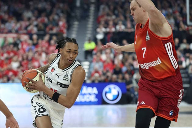 Austin Crowley BMA365 Bamberg Baskets, 85 with Johannes Voigtmann FC Bayern Basketball, 07 , GER, FC Bayern Basketball vs BMA365 Bamberg Baskets, Basketball, BBL Cup, BMW TOP FOUR, Semi-final, 2025 2026 season, 21 02 2026, GER, FC Bayern Basketball vs BMA365 Bamberg Baskets, Basketball, BBL Cup, BMW TOP FOUR, Semi-final, 2025 2026 season, 21 02 2026 Munich Copyright: xEibner-Pressefoto JennixMaulx EP_JML