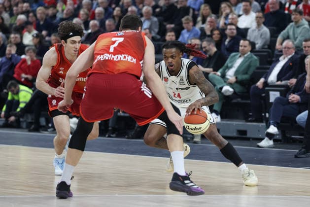 Cobe Williams BMA365 Bamberg Baskets, 24 with Justinian Jessup FC Bayern Basketball, 10 and Johannes Voigtmann FC Bayern Basketball, 07 , GER, FC Bayern Basketball vs BMA365 Bamberg Baskets, Basketball, BBL Cup, BMW TOP FOUR, Semi-final, 2025 2026 season, 21 02 2026, GER, FC Bayern Basketball vs BMA365 Bamberg Baskets, Basketball, BBL Cup, BMW TOP FOUR, Semi-final, 2025 2026 season, 21 02 2026 Munich Copyright: xEibner-Pressefoto JennixMaulx EP_JML