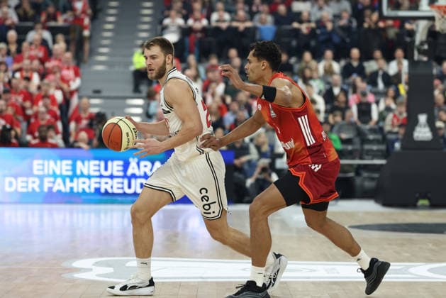 Moritz Krimmer BMA365 Bamberg Baskets, 27 with Oscar da Silva FC Bayern Basketball, 01 , GER, FC Bayern Basketball vs BMA365 Bamberg Baskets, Basketball, BBL Cup, BMW TOP FOUR, Semi-final, 2025 2026 season, 21 02 2026, GER, FC Bayern Basketball vs BMA365 Bamberg Baskets, Basketball, BBL Cup, BMW TOP FOUR, Semi-final, 2025 2026 season, 21 02 2026 Munich Copyright: xEibner-Pressefoto JennixMaulx EP_JML