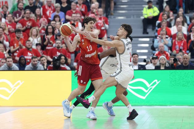 Justinian Jessup FC Bayern Basketball, 10 with Zachary Ensminger BMA365 Bamberg Baskets, 01 , GER, FC Bayern Basketball vs BMA365 Bamberg Baskets, Basketball, BBL Cup, BMW TOP FOUR, Semi-final, 2025 2026 season, 21 02 2026, GER, FC Bayern Basketball vs BMA365 Bamberg Baskets, Basketball, BBL Cup, BMW TOP FOUR, Semi-final, 2025 2026 season, 21 02 2026 Munich Copyright: xEibner-Pressefoto JennixMaulx EP_JML