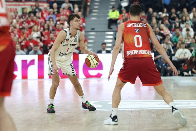 Zachary Ensminger BMA365 Bamberg Baskets, 01 with Justinian Jessup FC Bayern Basketball, 10 , GER, FC Bayern Basketball vs BMA365 Bamberg Baskets, Basketball, BBL Cup, BMW TOP FOUR, Semi-final, 2025 2026 season, 21 02 2026, GER, FC Bayern Basketball vs BMA365 Bamberg Baskets, Basketball, BBL Cup, BMW TOP FOUR, Semi-final, 2025 2026 season, 21 02 2026 Munich Copyright: xEibner-Pressefoto JennixMaulx EP_JML