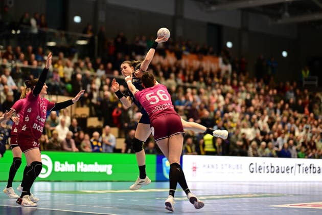 Handball I Women I Season 2025 2026 I 18 HBF I 1 Matchday I Buxtehuder SV TuS Metzingen I 21 02 2026 Isabelle Dölle 11, Buxtehuder Sportverein Carolin Hübner 56, TuS Metzingen Buxtehude Halle Nord Niedersachsen Germany Copyright: xLobeca FelixxSchlikisx