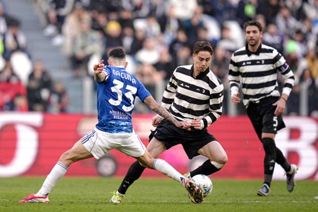 Juventus Kenan Yildiz fights for the ball with ComoÕs Lucas Da Cunha during the Serie A soccer match between Juventus and Como at the Allianz Stadium in Turin, north west Italy - Saturday, February 21, 2026. - Soccer .  Copyright: xMarcoxAlpozzi LaPressex