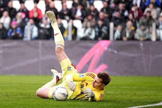 ComoÕs goalkeeper Jean Butez during the Serie A soccer match between Juventus and Como at the Allianz Stadium in Turin, north west Italy - Saturday, February 21, 2026. - Soccer .  Copyright: xMarcoxAlpozzi LaPressex