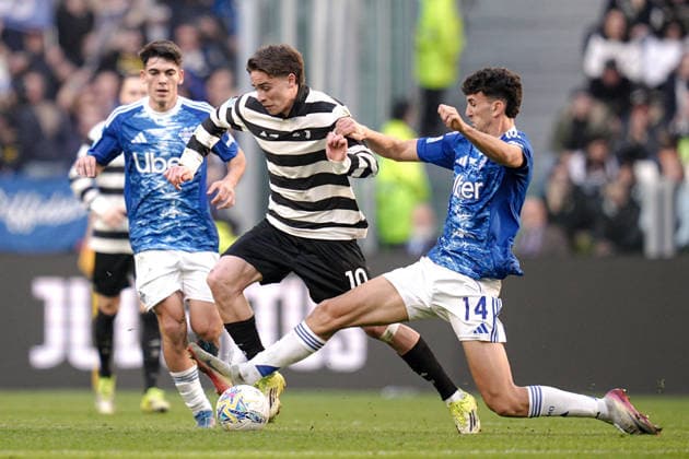 Juventus Kenan Yildiz fights for the ball with ComoÕs Jacobo Ramon during the Serie A soccer match between Juventus and Como at the Allianz Stadium in Turin, north west Italy - Saturday, February 21, 2026. - Soccer .  Copyright: xMarcoxAlpozzi LaPressex
