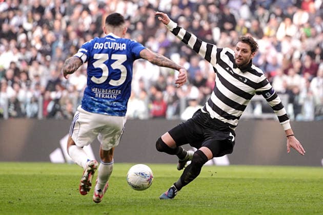 Juventus Manuel Locatelli fights for the ball with ComoÕs Lucas Da Cunha during the Serie A soccer match between Juventus and Como at the Allianz Stadium in Turin, north west Italy - Saturday, February 21, 2026. - Soccer .  Copyright: xMarcoxAlpozzi LaPressex