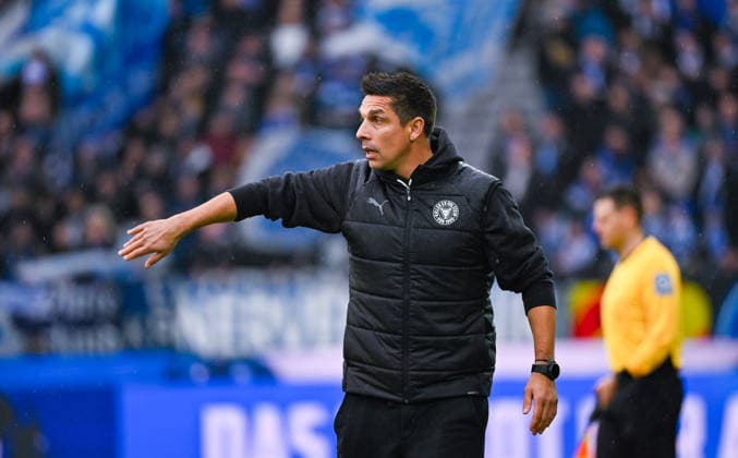 Trainer Marcel Rapp (Holstein Kiel) gestikuliert waehrend des Spiels der 2. Bundesliga zwischen dem Karlsruher SC und Holstein Kiel im BBBank Wildpark am 21. February 2026 in Karlsruhe, Deutschland. (Foto von Silas Schüller DeFodi Images) +++ Marcel Rapp (Holstein Kiel) gestures during the 2. Bundesliga match between Karlsruher SC and Holstein Kiel at BBBank Wildpark on February 21, 2026 in Karlsruhe, Germany. (Photo by Silas Schüller DeFodi Images) DFB DFL REGULATIONS PROHIBIT ANY USE OF PHOTOGRAPHS AS IMAGE SEQUENCES AND OR QUASI-VIDEO. (Photo by Silas Schueller DeFodi Images) - *** Coach Marcel Rapp Holstein Kiel gestures during the 2 Bundesliga match between Karlsruher SC and Holstein Kiel at BBBank Wildpark on February 21, 2026 in Karlsruhe, Germany Photo by Silas Schüller DeFodi Images Marcel Rapp Holstein Kiel gestures during the 2 Bundesliga match between Karlsruher SC and Holstein Kiel at BBBank Wildpark on February 21, 2026 in Karlsruhe, Germany Photo by Silas Schüller DeFodi Images DFB DFL REGULATIONS PROHIBIT ANY USE OF PHOTOGRAPHS AS IMAGE SEQUENCES AND OR QUASI VIDEO Photo by Silas Schueller DeFodi Images