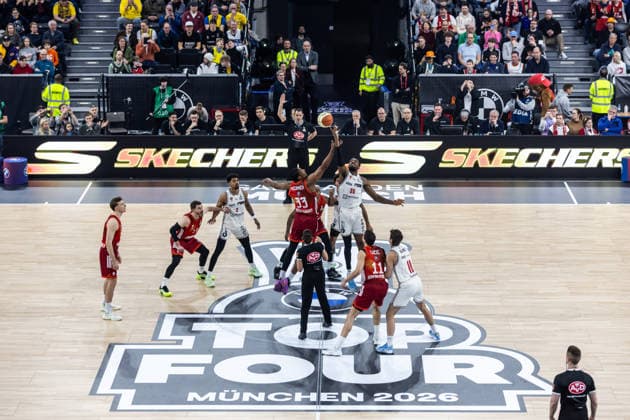 GER, BMW Top Four, Basketball BBL Pokal, semi-final, FC Bayern München Basketball BMA365 Bamberg Baskets 21 02 2026, SAP Garden, Munich, GER, BMW Top Four, Basketball BBL Pokal, semi-final, FC Bayern München Basketball BMA365 Bamberg Baskets Tipp off, David McCormack FC Bayern München Basketball 33 , Ejiofor Onu BMA365 Bamberg Baskets, 35 Photo Alexander Trienitz Munich SAP Garden Bayern Germany