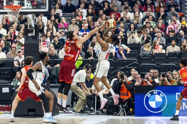GER, BMW Top Four, Basketball BBL Cup, semi-final, FC Bayern München Basketball BMA365 Bamberg Baskets 21 02 2026, SAP Garden, Munich, GER, BMW Top Four, Basketball BBL Cup, semi-final, FC Bayern München Basketball BMA365 Bamberg Baskets Austin Crowley BMA365 Bamberg Baskets, 85 , Johannes Voigtmann FC Bayern München Basketball 7 Photo Alexander Trienitz Munich SAP Garden Bayern Germany