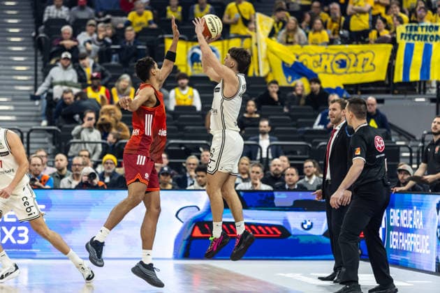 GER, BMW Top Four, Basketball BBL Cup, semi-final, FC Bayern München Basketball BMA365 Bamberg Baskets 21 02 2026, SAP Garden, Munich, GER, BMW Top Four, Basketball BBL Cup, semi-final, FC Bayern München Basketball BMA365 Bamberg Baskets Zachary Ensminger BMA365 Bamberg Baskets, 1 , Oscar da Silva FC Bayern München Basketball 1 Photo Alexander Trienitz Munich SAP Garden Bayern Germany