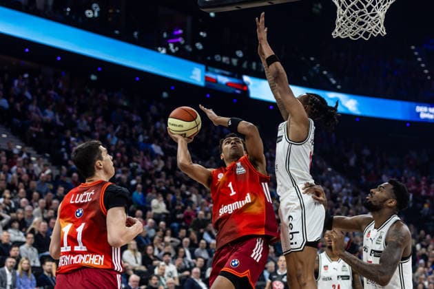 GER, BMW Top Four, Basketball BBL Cup, semi-final, FC Bayern München Basketball BMA365 Bamberg Baskets 21 02 2026, SAP Garden, Munich, GER, BMW Top Four, Basketball BBL Cup, semi-final, FC Bayern München Basketball BMA365 Bamberg Baskets Oscar da Silva FC Bayern München Basketball 1 , Austin Crowley BMA365 Bamberg Baskets, 85 Photo Alexander Trienitz Munich SAP Garden Bayern Germany