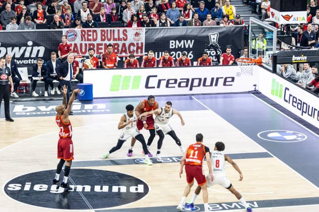 GER, BMW Top Four, Basketball BBL Cup, semi-final, FC Bayern München Basketball BMA365 Bamberg Baskets 21 02 2026, SAP Garden, Munich, GER, BMW Top Four, Basketball BBL Cup, semi-final, FC Bayern München Basketball BMA365 Bamberg Baskets Isiaha Mike FC Bayern München Basketball 22 during a free throw Photo Alexander Trienitz Munich SAP Garden Bayern Germany