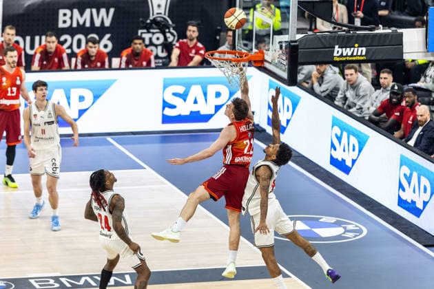 GER, BMW Top Four, Basketball BBL Pokal, semi-final, FC Bayern München Basketball BMA365 Bamberg Baskets 21 02 2026, SAP Garden, Munich, GER, BMW Top Four, Basketball BBL Pokal, semi-final, FC Bayern München Basketball BMA365 Bamberg Baskets Justus Hollatz FC Bayern München Basketball 21 , Demarcus Demonia BMA365 Bamberg Baskets, 8 Photo Alexander Trienitz Munich SAP Garden Bayern Germany