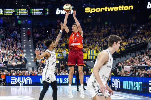 GER, BMW Top Four, Basketball BBL Pokal, semi-final, FC Bayern München Basketball BMA365 Bamberg Baskets 21 02 2026, SAP Garden, Munich, GER, BMW Top Four, Basketball BBL Pokal, semi-final, FC Bayern München Basketball BMA365 Bamberg Baskets Vladimir LuÄić Vladimir Lucic FC Bayern München Basketball 11 , Ibi Watson BMA365 Bamberg Baskets, 2 Photo Alexander Trienitz Munich SAP Garden Bayern Germany