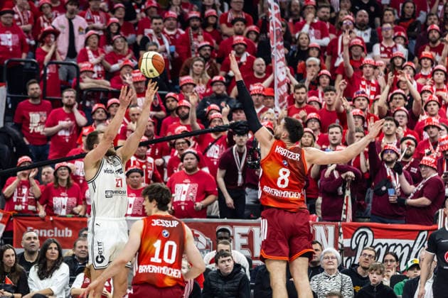 GER, BMW Top Four, Basketball BBL Cup, semi-final, FC Bayern München Basketball BMA365 Bamberg Baskets 21 02 2026, SAP Garden, Munich, GER, BMW Top Four, Basketball BBL Cup, semi-final, FC Bayern München Basketball BMA365 Bamberg Baskets Moritz Krimmer BMA365 Bamberg Baskets, 27 , Leon Kratzer FC Bayern München Basketball 8 Photo Alexander Trienitz Munich SAP Garden Bayern Germany