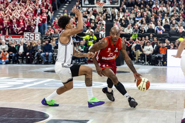 GER, BMW Top Four, Basketball BBL Pokal, semi-final, FC Bayern München Basketball BMA365 Bamberg Baskets 21 02 2026, SAP Garden, Munich, GER, BMW Top Four, Basketball BBL Pokal, semi-final, FC Bayern München Basketball BMA365 Bamberg Baskets Isiaha Mike FC Bayern München Basketball 22 , Demarcus Demonia BMA365 Bamberg Baskets, 8 Photo Alexander Trienitz Munich SAP Garden Bayern Germany