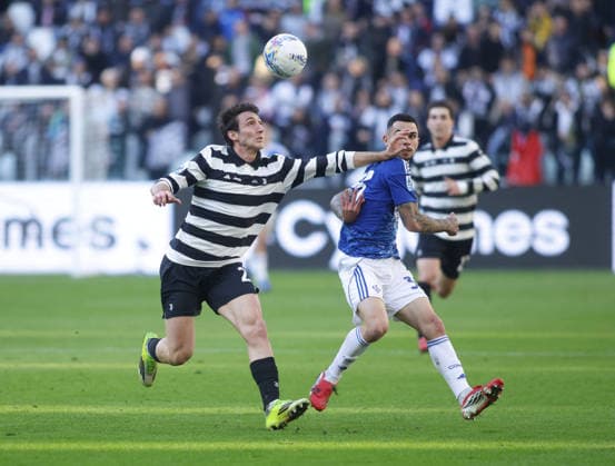 CALCIO - Serie A - Juventus FC vs Como 1907 Andrea Cambiaso of Juventus FC and Lucas Da Cunha of Como 1907 during the Italian Serie A, 2025 2026 season, football match between Juventus FC and Como 1907 on 21 February 2026 at Allianz Stadium, Turin, Italy. Photo Nderim Kaceli Turin Italy  Copyright: xIPAxSport ABACAx