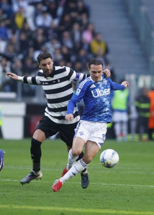 CALCIO - Serie A - Juventus FC vs Como 1907 Maxence Caqueret of Como 1907 and Manuel Locatelli of Juventus FC during the Italian Serie A, 2025 2026 season, football match between Juventus FC and Como 1907 on 21 February 2026 at Allianz Stadium, Turin, Italy. Photo Nderim Kaceli Turin Italy  Copyright: xIPAxSport ABACAx