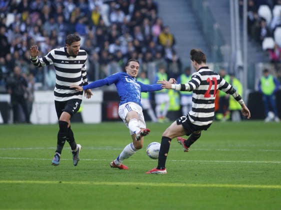 CALCIO - Serie A - Juventus FC vs Como 1907 Maxence Caqueret of Como 1907 and Fabio Miretti of Juventus FC during the Italian Serie A, 2025 2026 season, football match between Juventus FC and Como 1907 on 21 February 2026 at Allianz Stadium, Turin, Italy. Photo Nderim Kaceli Turin Italy  Copyright: xIPAxSport ABACAx