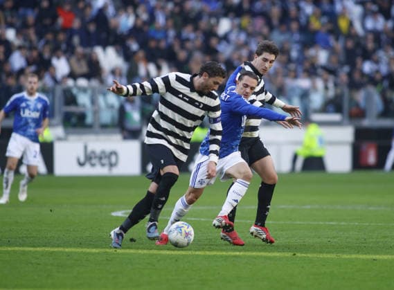 CALCIO - Serie A - Juventus FC vs Como 1907 Manuel Locatelli of Juventus FC, Maxence Caqueret of Como 1907 and Fabio Miretti of Juventus FC during the Italian Serie A, 2025 2026 season, football match between Juventus FC and Como 1907 on 21 February 2026 at Allianz Stadium, Turin, Italy. Photo Nderim Kaceli Turin Italy  Copyright: xIPAxSport ABACAx