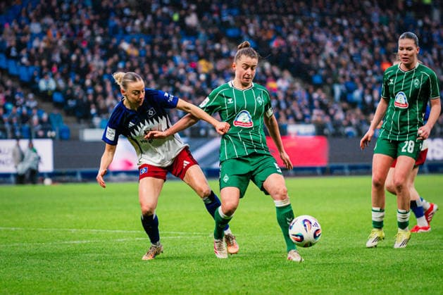 Google Pixel Womens Bundesliga Hamburger SV vs SV Werder Bremen, 21 02 2026 Sophie Hillebrand Hamburger SV, 22 vs Michelle Ulbrich SV Werder Bremen, 5 Soccer, Google Pixel Womens Bundesliga, 19 Matchday Hamburger SV vs SV Werder Bremen on 21 02 2026 at Volksparkstadion, Hamburg DFB REGULATIONS PROHIBIT ANY USE OF PHOTOGRAPHS AS IMAGE SEQUENCES AND OR QUASI VIDEO Copyright: xBEAUTIFULxSPORTS Tonhäuserx